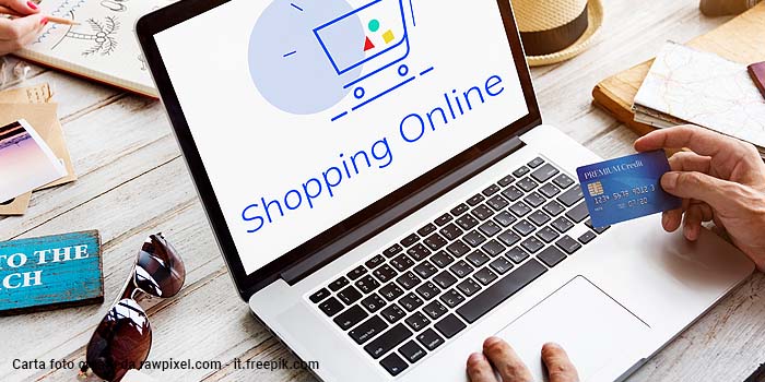 computer con schermata di e-commerce